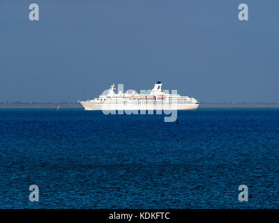 Sheerness, Kent, Großbritannien. Okt. 2017. Das Kreuzfahrtschiff Astor (176,25 m x 22,6 m) passiert Sheerness in warmen und sonnigen Bedingungen heute Morgen. Kredit: James Bell/Alamy Live News Stockfoto