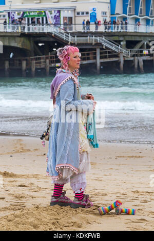 Bournemouth, Dorset, Großbritannien. 14 Okt, 2017. UK Wetter: bewölkt, aber warm am Strand von Bournemouth, als Besucher das Beste aus dem Wetter machen. Credit: Carolyn Jenkins/Alamy leben Nachrichten Stockfoto