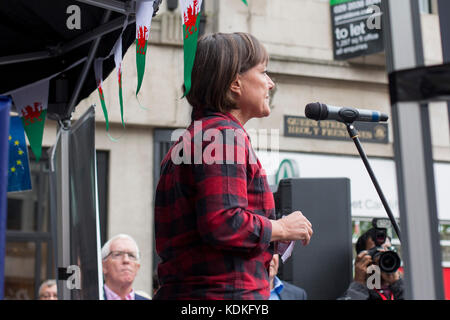 Cardiff, Wales, Großbritannien, 14. Oktober 2017. Jo Stevens spricht bei einer Wales-Rallye für Europa an der Aneurin Bevan-Statue im Zentrum von Cardiff. Bild von Mark Hawkins Credit: Mark Hawkins/Alamy Live News Stockfoto