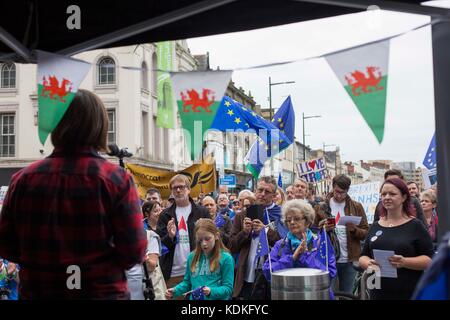 Cardiff, Wales, Großbritannien, 14. Oktober 2017. Jo Stevens spricht bei einer Wales Rally for Europe an der Aneurin Bevan Statue im Zentrum von Cardiff. Bild von Mark Hawkins Credit: Mark Hawkins/Alamy Live News Stockfoto