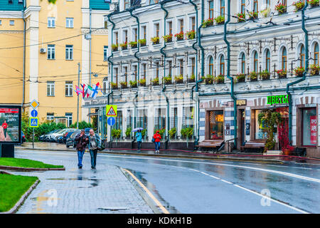 Russische Wetter, Moskau. Samstag, 14. Oktober 2017. regnerischen bewölkten Tag. Die Temperatur +6 с (+43 f). eher dunkel draußen sogar am Morgen. die Menschen lieber zu Hause zu bleiben. Straßen und Parks sind fast leer. Ein paar unbekannte Leute auf Ostozhenka-straße und eine festliche alte Gebäude mit Pflanzmaschine Boxen unter jedes Fenster. Credit: Bilder von Alex/alamy leben Nachrichten Stockfoto