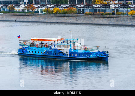Russische Wetter, Moskau. Samstag, 14. Oktober 2017. regnerischen bewölkten Tag. Die Temperatur +6 с (+43 f). eher dunkel draußen sogar am Morgen. die Menschen lieber zu Hause zu bleiben. Straßen und Parks sind fast leer. blau Freizeit Boot geht auf der Moskwa. ein paar Touristen auf dem oberen Deck mit einem Tuch Haube abgedeckt. touristische Navigation noch weiter. Credit: Bilder von Alex/alamy leben Nachrichten Stockfoto
