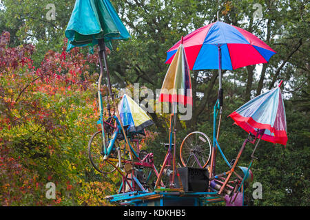 Bournemouth, Dorset, Großbritannien. 14. Okt 2017. Bournemouth Kunst am Meer Festival kehrt für das 7. Jahr mit Festival Unterhaltung. Der Regenschirm Baum - mechanisch gesteuerten Sonnenschirme, singen und tanzen! Stockfoto