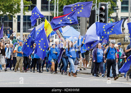 Bristol, Großbritannien. 14. Oktober 2017. Pro-EU-Anhänger, die Plakate, Schilder und Flaggen der Europäischen Union tragen, sind abgebildet, als sie zu einer Anti-Brexit-Kundgebung in College Green marschieren. Die Kundgebung wurde abgehalten, um den Menschen zu ermöglichen, ihre Unterstützung für den verbleibenden Teil des Vereinigten Königreichs zur Europäischen Union zu zeigen und den Wahlkreis des Europäischen Parlaments im Südwesten und Gibraltar sowie die Vorteile zu feiern, die die Region als Teil der Europäischen Union genießt. Quelle: Lynchpics/Alamy Live News Stockfoto