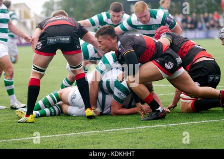 Newcastle upon Tyne, England, 14. Oktober 2017. Drachen in rot Verteidigung gegen die Newcastle falcons in der europäischen Rugby challege cuo am Kingston Park. Credit: Colin Edwards/alamy Leben Nachrichten. Stockfoto