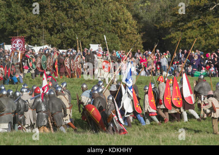 Hastings, Großbritannien. 14. Oktober, 2017. Eine historische Nachstellung der Schlacht von Hastings an der Schlacht von Hastings, East Sussex von English Heritage organisierten die 951St Jubiläums kämpften am 14. Oktober 1066 zwischen den Norman-French Armee von William, Herzog der Normandie, und eine englische Armee unter den angelsächsischen König Harold Godwinson, Beginn der normannischen Eroberung Englands Gutschrift: Amer ghazzal/Alamy leben Nachrichten Stockfoto