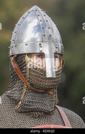 Hastings, Großbritannien. 14. Oktober, 2017. Eine historische Nachstellung der Schlacht von Hastings an der Schlacht von Hastings, East Sussex von English Heritage organisierten die 951St Jubiläums kämpften am 14. Oktober 1066 zwischen den Norman-French Armee von William, Herzog der Normandie, und eine englische Armee unter den angelsächsischen König Harold Godwinson, Beginn der normannischen Eroberung Englands Gutschrift: Amer ghazzal/Alamy leben Nachrichten Stockfoto