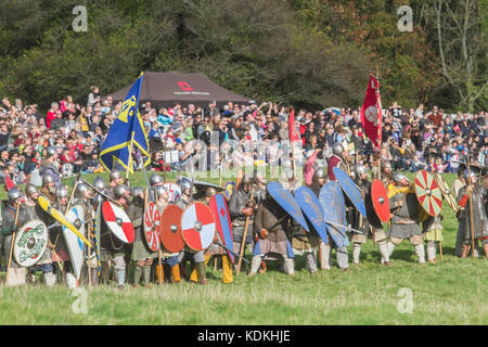 Hastings, Großbritannien. 14. Oktober, 2017. Eine historische Nachstellung der Schlacht von Hastings an der Schlacht von Hastings, East Sussex von English Heritage organisierten die 951St Jubiläums kämpften am 14. Oktober 1066 zwischen den Norman-French Armee von William, Herzog der Normandie, und eine englische Armee unter den angelsächsischen König Harold Godwinson, Beginn der normannischen Eroberung Englands Gutschrift: Amer ghazzal/Alamy leben Nachrichten Stockfoto