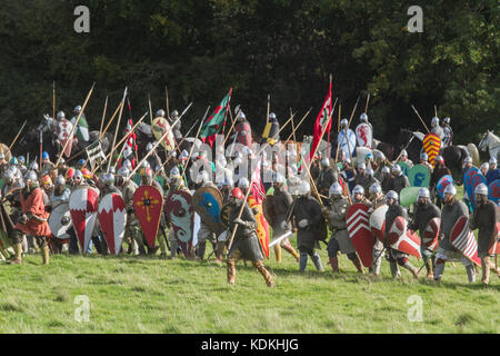 Hastings, Großbritannien. 14. Oktober, 2017. Eine historische Nachstellung der Schlacht von Hastings an der Schlacht von Hastings, East Sussex von English Heritage organisierten die 951St Jubiläums kämpften am 14. Oktober 1066 zwischen den Norman-French Armee von William, Herzog der Normandie, und eine englische Armee unter den angelsächsischen König Harold Godwinson, Beginn der normannischen Eroberung Englands Gutschrift: Amer ghazzal/Alamy leben Nachrichten Stockfoto