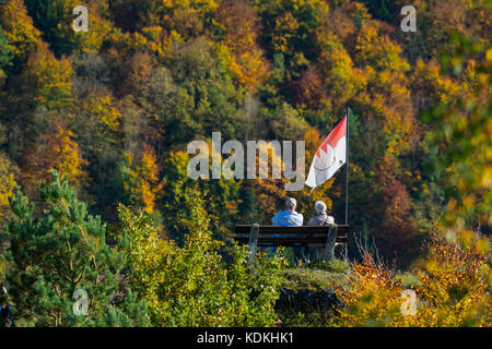 Waischenfeld, Deutschland. Oktober 2017. Ein altes Ehepaar, das den Blick über die herbstlich gefärbten Wälder in Waischenfeld genießt, 14. Oktober 2017. Vermerk: Nicolas Armer/dpa/Alamy Live News Stockfoto