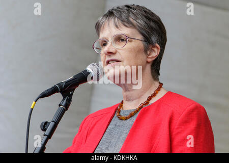 Bristol, UK. 14 Okt, 2017. Molly Scott Cato Grüne Europaabgeordnete für die Süd-west und Gibraltar wird dargestellt, wie Sie pro EU-Befürworter einer anti Brexit Protestkundgebung in der College Green. Die Rallye wurde gehalten, damit die Menschen ihre Unterstützung für das Vereinigte Königreich verbleibende Teil der Europäischen Union zu zeigen und den Südwesten und Gibraltar Europäische Parlament Wahlkreis und die Vorteile, die die Region genießt als Teil der Europäischen Union zu feiern. Credit: lynchpics/Alamy leben Nachrichten Stockfoto