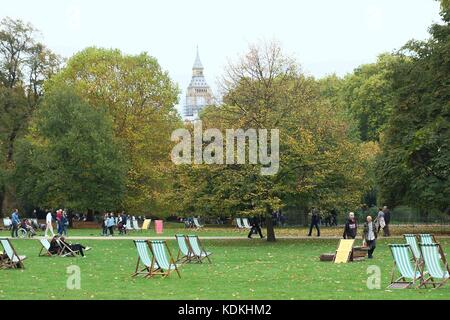 London, Großbritannien. 14 Okt, 2017. Feine herbst Wetter in St James Park. Credit: Claire Doherty/Alamy leben Nachrichten Stockfoto