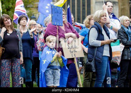 Bristol, Großbritannien. 14. Oktober 2017. Pro-EU-Anhänger und Demonstranten werden abgebildet, während sie Reden während einer Protestkundgebung gegen den Brexit im College Green anhören. Die Kundgebung wurde abgehalten, um den Menschen zu ermöglichen, ihre Unterstützung für den verbleibenden Teil des Vereinigten Königreichs zur Europäischen Union zu zeigen und den Wahlkreis des Europäischen Parlaments im Südwesten und Gibraltar sowie die Vorteile zu feiern, die die Region als Teil der Europäischen Union genießt. Quelle: Lynchpics/Alamy Live News Stockfoto