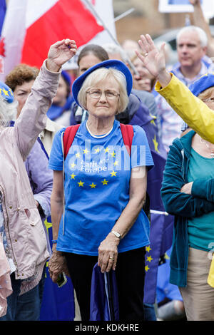 Bristol, Großbritannien. 14. Oktober 2017. Pro-EU-Anhänger und Demonstranten werden abgebildet, während sie Reden während einer Protestkundgebung gegen den Brexit im College Green anhören. Die Kundgebung wurde abgehalten, um den Menschen zu ermöglichen, ihre Unterstützung für den verbleibenden Teil des Vereinigten Königreichs zur Europäischen Union zu zeigen und den Wahlkreis des Europäischen Parlaments im Südwesten und Gibraltar sowie die Vorteile zu feiern, die die Region als Teil der Europäischen Union genießt. Quelle: Lynchpics/Alamy Live News Stockfoto