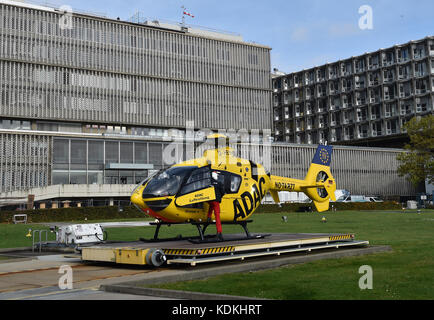 Berlin, Deutschland. Oktober 2017. Der Hubschrauber 'Christoph 31' landete am 13. Oktober 2017 auf dem Charité-Campus Benjamin Franklin in Berlin. Der Rettungshubschrauber von ADAC Air Rescue ist derzeit der Hubschrauber, der die meisten Missionen in Europa fliegt und kürzlich seinen 70.000. Platz absolvierte. Quelle: Britta Pedersen/dpa-Zentralbild/ZB/dpa/Alamy Live News Stockfoto