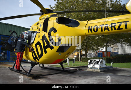 Berlin, Deutschland. Oktober 2017. Der Hubschrauber 'Christoph 31' landete am 13. Oktober 2017 auf dem Charité-Campus Benjamin Franklin in Berlin. Der Rettungshubschrauber von ADAC Air Rescue ist derzeit der Hubschrauber, der die meisten Missionen in Europa fliegt und kürzlich seinen 70.000. Platz absolvierte. Quelle: Britta Pedersen/dpa-Zentralbild/ZB/dpa/Alamy Live News Stockfoto