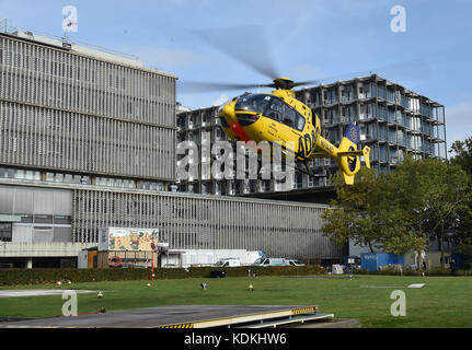 Berlin, Deutschland. Oktober 2017. Der Hubschrauber 'Christoph 31' landete am 13. Oktober 2017 auf dem Charité-Campus Benjamin Franklin in Berlin. Der Rettungshubschrauber von ADAC Air Rescue ist derzeit der Hubschrauber, der die meisten Missionen in Europa fliegt und kürzlich seinen 70.000. Platz absolvierte. Quelle: Britta Pedersen/dpa-Zentralbild/ZB/dpa/Alamy Live News Stockfoto