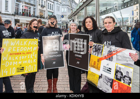 Cork, Irland. 14 Okt, 2017. Air 21, der Sklaverei und Menschenhandel Gruppe, statt 800 plus heute Spaziergänge in 50 Ländern. Die Wanderungen sind Bewusstsein und die Spenden für den Kampf gegen die Sklaverei und Menschenhandel zu erhöhen. Dargestellt vor Beginn der Spaziergang in die Stadt Cork sind: Sandra Byrne, Dublin; Caroline Foley und Sonia Egan, sowohl aus Balrney; Ruth McLaughlin, Mayfield und Siobháin Lane, Blarney. Credit: Andy Gibson/Alamy Leben Nachrichten. Stockfoto