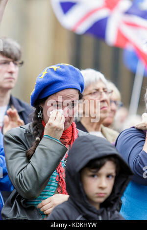 Bristol, Großbritannien. 14. Oktober 2017. Eine pro-EU-Unterstützerin wird beim Hören von Reden während einer Anti-Brexit-Protestkundgebung im College Green weinend dargestellt. Die Kundgebung wurde abgehalten, um den Menschen zu ermöglichen, ihre Unterstützung für den verbleibenden Teil des Vereinigten Königreichs zur Europäischen Union zu zeigen und den Wahlkreis des Europäischen Parlaments im Südwesten und Gibraltar sowie die Vorteile zu feiern, die die Region als Teil der Europäischen Union genießt. Quelle: Lynchpics/Alamy Live News Stockfoto