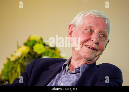 Waischenfeld, Deutschland. Oktober 2017. Autor Hans Magnus Enzensberger bei einer Podiumsdiskussion in Waischenfeld, Deutschland, 14. Oktober 2017. Das Literaturfestival anlässlich des Treffens der Schriftstellergruppe 47 findet hier bis zum 15. Oktober 2017 statt. Vermerk: Nicolas Armer/dpa/Alamy Live News Stockfoto