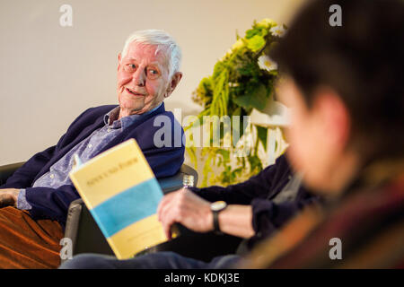 Waischenfeld, Deutschland. Oktober 2017. Autor Hans Magnus Enzensberger (L) Teilplatz in einer Podiumsdiskussion in Waischenfeld, Deutschland, 14. Oktober 2017. Das Literaturfestival anlässlich des Treffens der Schriftstellergruppe 47 findet hier bis zum 15. Oktober 2017 statt. Vermerk: Nicolas Armer/dpa/Alamy Live News Stockfoto