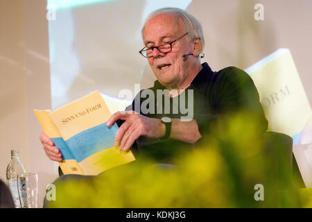 Waischenfeld, Deutschland. Oktober 2017. Der Schriftsteller Hans Christoph Buch liest aus seinen Erinnerungen an die Gruppe 47 in Waischenfeld, Deutschland, 14. Oktober 2017. Das Literaturfestival anlässlich des Treffens der Schriftstellergruppe 47 findet hier bis zum 15. Oktober 2017 statt. Vermerk: Nicolas Armer/dpa/Alamy Live News Stockfoto