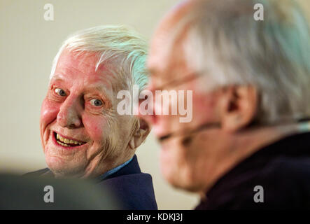 Waischenfeld, Deutschland. Oktober 2017. Die Autoren Hans Christoph Buch (R) und Hans Magnus Enzensberger nahmen an einer Podiumsdiskussion in Waischenfeld Teil, 14. Oktober 2017. Das Literaturfestival anlässlich des Treffens der Schriftstellergruppe 47 findet hier bis zum 15. Oktober 2017 statt. Vermerk: Nicolas Armer/dpa/Alamy Live News Stockfoto