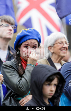 Bristol, Großbritannien. 14. Oktober 2017. Eine pro-EU-Unterstützerin wird beim Hören von Reden während einer Anti-Brexit-Protestkundgebung im College Green weinend dargestellt. Die Kundgebung wurde abgehalten, um den Menschen zu ermöglichen, ihre Unterstützung für den verbleibenden Teil des Vereinigten Königreichs zur Europäischen Union zu zeigen und den Wahlkreis des Europäischen Parlaments im Südwesten und Gibraltar sowie die Vorteile zu feiern, die die Region als Teil der Europäischen Union genießt. Quelle: Lynchpics/Alamy Live News Stockfoto