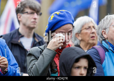 Bristol, Großbritannien. 14. Oktober 2017. Eine pro-EU-Unterstützerin wird beim Hören von Reden während einer Anti-Brexit-Protestkundgebung im College Green weinend dargestellt. Die Kundgebung wurde abgehalten, um den Menschen zu ermöglichen, ihre Unterstützung für den verbleibenden Teil des Vereinigten Königreichs zur Europäischen Union zu zeigen und den Wahlkreis des Europäischen Parlaments im Südwesten und Gibraltar sowie die Vorteile zu feiern, die die Region als Teil der Europäischen Union genießt. Quelle: Lynchpics/Alamy Live News Stockfoto