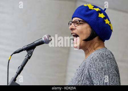 Bristol, Großbritannien. 14. Oktober 2017. Die Abgeordnete der Labour-Partei von Thangam Debbonaire für Bristol West wird abgebildet, als sie mit Pro-EU-Anhängern auf einer Protestkundgebung gegen den Brexit im College Green spricht. Die Kundgebung wurde abgehalten, um den Menschen zu ermöglichen, ihre Unterstützung für den verbleibenden Teil des Vereinigten Königreichs zur Europäischen Union zu zeigen und den Wahlkreis des Europäischen Parlaments im Südwesten und Gibraltar sowie die Vorteile zu feiern, die die Region als Teil der Europäischen Union genießt. Quelle: Lynchpics/Alamy Live News Stockfoto