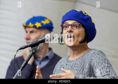 Bristol, Großbritannien. 14. Oktober 2017. Die Abgeordnete der Labour-Partei von Thangam Debbonaire für Bristol West wird abgebildet, als sie mit Pro-EU-Anhängern auf einer Protestkundgebung gegen den Brexit im College Green spricht. Die Kundgebung wurde abgehalten, um den Menschen zu ermöglichen, ihre Unterstützung für den verbleibenden Teil des Vereinigten Königreichs zur Europäischen Union zu zeigen und den Wahlkreis des Europäischen Parlaments im Südwesten und Gibraltar sowie die Vorteile zu feiern, die die Region als Teil der Europäischen Union genießt. Quelle: Lynchpics/Alamy Live News Stockfoto