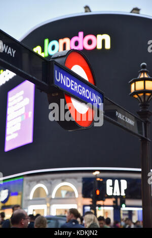 Piccadilly Circus, London, Großbritannien. Oktober 2017. Die legendären Piccadilly Circus Lichter werden bald wieder eingeschaltet. Quelle: Matthew Chattle/Alamy Live News Stockfoto