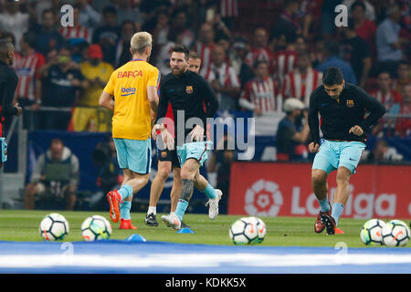 Madrid, Spanien. 14. Oktober, 2017. Madrid, Spanien. 14. Oktober, 2017. Lionel Andres Messi (10) der FC Barcelona Spieler vor dem Spiel warm-up La Liga zwischen Atletico de Madrid vs FC Barcelona am Wanda Metropolitano Stadion in Madrid, Spanien, 14. Oktober 2017. Credit: Gtres Información más Comuniación auf Linie, S.L./Alamy leben Nachrichten Stockfoto