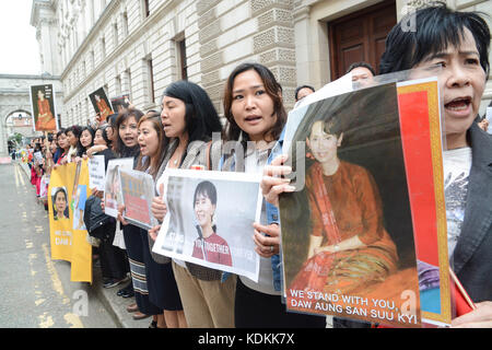 Sa. 14 Okt, 15:00 Foreign Office whitehall London UK. Anhänger der burmesischen Präsident zeigte Verbundenheit der mu=ch Führer, der offensichtliche Mangel an Kontrolle in der Myanmar und rhoyinga ethnischen Säuberungen ihr Ansehen in den Augen der westlichen Demokraten getrübt kritisiert. Stockfoto