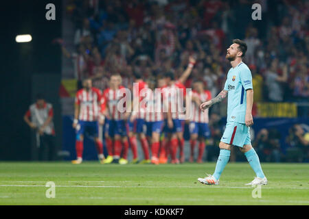 Madrid, Spanien. 14. Oktober, 2017. Saul Niguez Esclapez (8) Atletico de Madrid Spieler feiert die (1, 0) nach dem Ziel seines Teams zählen. Lionel Andres Messi (10) der FC Barcelona Spieler. La Liga zwischen Atletico de Madrid vs FC Barcelona am Wanda Metropolitano Stadion in Madrid, Spanien, 14. Oktober 2017. Credit: Gtres Información más Comuniación auf Linie, S.L./Alamy leben Nachrichten Stockfoto