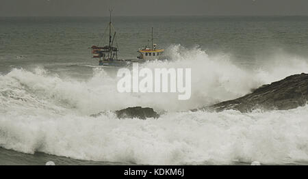 Newquay, Cornwall, England. 14. Oktober, 2017. Hurrikan Ophelia Storm Wellen pound Fistral Beach zeitgleich mit der britischen Universität Surfen Meisterschaften 13. bis 15. Oktober. Dies ist die größte surfen Veranstaltung durch Wettbewerber zahlen in Großbritannien statt. 14. Oktober, 2017 Robert Taylor/Alamy Leben Nachrichten. Newquay, Cornwall, England. Credit: Robert Taylor/Alamy leben Nachrichten Stockfoto