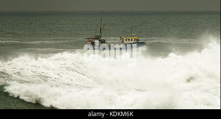 Newquay, Cornwall, England. 14. Oktober, 2017. Hurrikan Ophelia Storm Wellen pound Fistral Beach zeitgleich mit der britischen Universität Surfen Meisterschaften 13. bis 15. Oktober. Dies ist die größte surfen Veranstaltung durch Wettbewerber zahlen in Großbritannien statt. 14. Oktober, 2017 Robert Taylor/Alamy Leben Nachrichten. Newquay, Cornwall, England. Credit: Robert Taylor/Alamy leben Nachrichten Stockfoto