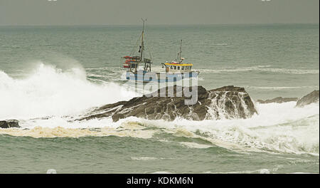 Newquay, Cornwall, England. 14. Oktober, 2017. Hurrikan Ophelia Storm Wellen pound Fistral Beach zeitgleich mit der britischen Universität Surfen Meisterschaften 13. bis 15. Oktober. Dies ist die größte surfen Veranstaltung durch Wettbewerber zahlen in Großbritannien statt. 14. Oktober, 2017 Robert Taylor/Alamy Leben Nachrichten. Newquay, Cornwall, England. Credit: Robert Taylor/Alamy leben Nachrichten Stockfoto