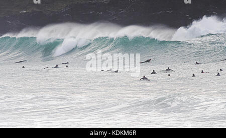 Newquay, Cornwall, England. 14. Oktober, 2017. Hurrikan Ophelia Storm Wellen pound Fistral Beach zeitgleich mit der britischen Universität Surfen Meisterschaften 13. bis 15. Oktober. Dies ist die größte surfen Veranstaltung durch Wettbewerber zahlen in Großbritannien statt. 14. Oktober, 2017 Robert Taylor/Alamy Leben Nachrichten. Newquay, Cornwall, England. Credit: Robert Taylor/Alamy leben Nachrichten Stockfoto