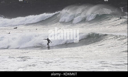 Newquay, Cornwall, England. 14. Oktober, 2017. Hurrikan Ophelia Storm Wellen pound Fistral Beach zeitgleich mit der britischen Universität Surfen Meisterschaften 13. bis 15. Oktober. Dies ist die größte surfen Veranstaltung durch Wettbewerber zahlen in Großbritannien statt. 14. Oktober, 2017 Robert Taylor/Alamy Leben Nachrichten. Newquay, Cornwall, England. Credit: Robert Taylor/Alamy leben Nachrichten Stockfoto