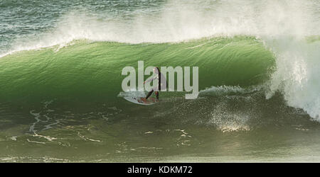 Newquay, Cornwall, England. 14. Oktober, 2017. Hurrikan Ophelia Storm Wellen pound Fistral Beach zeitgleich mit der britischen Universität Surfen Meisterschaften 13. bis 15. Oktober. Dies ist die größte surfen Veranstaltung durch Wettbewerber zahlen in Großbritannien statt. 14. Oktober, 2017 Robert Taylor/Alamy Leben Nachrichten. Newquay, Cornwall, England. Credit: Robert Taylor/Alamy leben Nachrichten Stockfoto