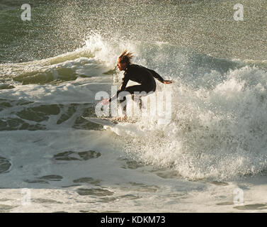 Newquay, Cornwall, England. 14. Oktober, 2017. Hurrikan Ophelia Storm Wellen pound Fistral Beach zeitgleich mit der britischen Universität Surfen Meisterschaften 13. bis 15. Oktober. Dies ist die größte surfen Veranstaltung durch Wettbewerber zahlen in Großbritannien statt. 14. Oktober, 2017 Robert Taylor/Alamy Leben Nachrichten. Newquay, Cornwall, England. Credit: Robert Taylor/Alamy leben Nachrichten Stockfoto