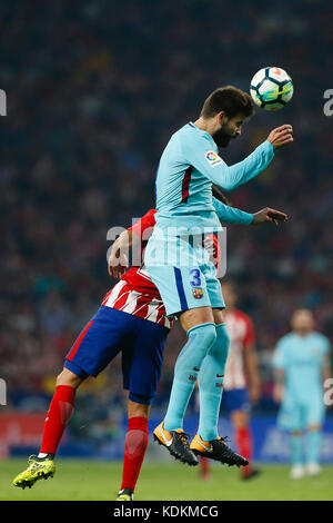 Madrid, Spanien. 14. Oktober, 2017. Gerard Pique Bernabeu (3) Spieler des FC Barcelona. La Liga zwischen Atletico de Madrid vs FC Barcelona am Wanda Metropolitano Stadion in Madrid, Spanien, 14. Oktober 2017. Credit: Gtres Información más Comuniación auf Linie, S.L./Alamy leben Nachrichten Stockfoto