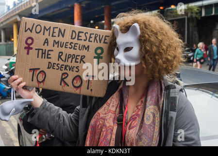 London, Großbritannien. 14. Oktober 2017. Eine Frau hält ein Plakat "Frauen verdienen ein Museum. Der RIpper verdient, Rot' in der Kategorie Krieg Protest außerhalb der sogenannten Museum mit seinen zeigt pries die brutale Serie des 19. Jahrhunderts Morde und ausstellenden Materialien im Zusammenhang mit dem Tod dieser Frauen der Arbeiterklasse. Credit: Peter Marschall/Alamy leben Nachrichten Stockfoto