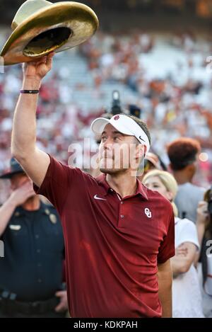 Oktober 14, 2017: Oklahoma Sooners Quarterback Baker Mayfield (6) feiert mit dem goldenen Hut Trophäe nach dem Roten Fluss Showdown NCAA Football Spiel zwischen der Universität von Oklahoma Sooners und der Universität von Texas Longhorns im Cotton Bowl Stadium in Dallas, TX Michael Dorn/CSM Stockfoto