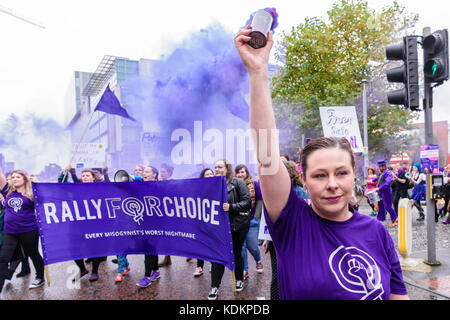 Belfast, Nordirland. 14/10/2017 - Rallye für Wahl halten eine Parade zur Unterstützung der pro-reproduktive Wahl Recht auf Abtreibung und die Rechte der Frauen. Rund 1200 Menschen nahmen an der Veranstaltung teil. Stockfoto