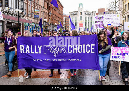 Belfast, Nordirland. 14/10/2017 - Rallye für Wahl halten eine Parade zur Unterstützung der pro-reproduktive Wahl Recht auf Abtreibung und die Rechte der Frauen. Rund 1200 Menschen nahmen an der Veranstaltung teil. Stockfoto