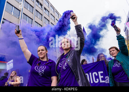 Belfast, Nordirland. 14/10/2017 - Rallye für Wahl halten eine Parade zur Unterstützung der pro-reproduktive Wahl Recht auf Abtreibung und die Rechte der Frauen. Rund 1200 Menschen nahmen an der Veranstaltung teil. Stockfoto