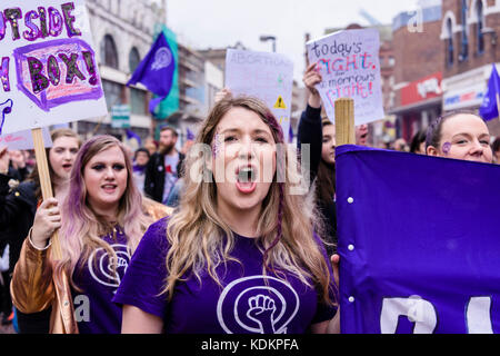 Belfast, Nordirland. 14/10/2017 - Rallye für Wahl halten eine Parade zur Unterstützung der pro-reproduktive Wahl Recht auf Abtreibung und die Rechte der Frauen. Rund 1200 Menschen nahmen an der Veranstaltung teil. Stockfoto