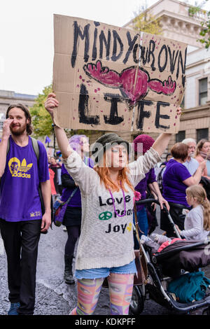 Belfast, Nordirland. 14/10/2017 - Rallye für Wahl halten eine Parade zur Unterstützung der pro-reproduktive Wahl Recht auf Abtreibung und die Rechte der Frauen. Rund 1200 Menschen nahmen an der Veranstaltung teil. Stockfoto